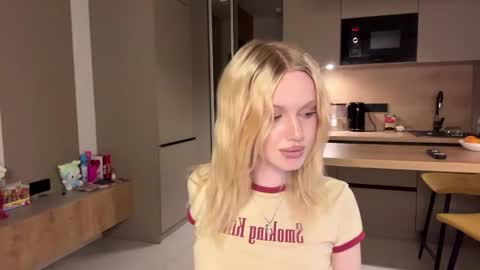 moonavellle_ online show from May 20, 2026, 8:15 pm