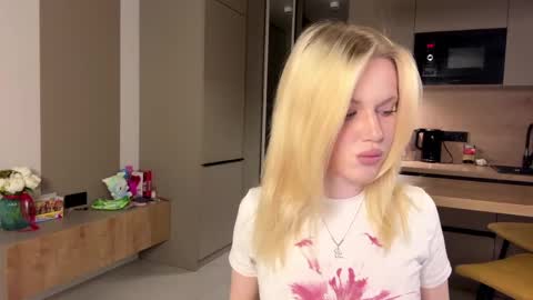 moonavellle_ online show from May 21, 2026, 8:16 pm