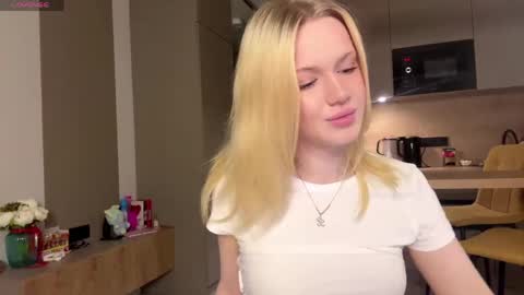 moonavellle_ online show from May 26, 2026, 9:11 pm