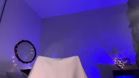 Snapshot of mooncinna chatting on November 24, 2025, 10:53 pm Cinna online show from November 24, 2025, 10:53 pm