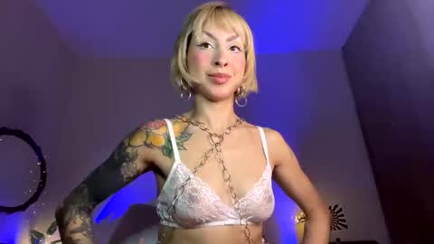 Snapshot of mooncinna chatting on December 4, 2025, 9:45 pm Cinna online show from December 4, 2025, 9:45 pm