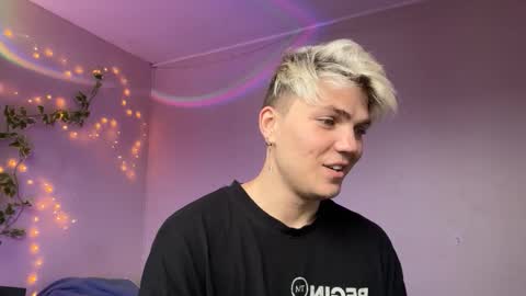 Snapshot of moonflamek chatting on December 21, 2025, 2:02 pm moonflamek online show from December 21, 2025, 2:02 pm