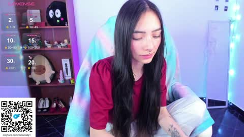 Snapshot of moonlady_ chatting on January 14, 2025, 4:04 am MOON online show from January 14, 2025, 4:04 am
