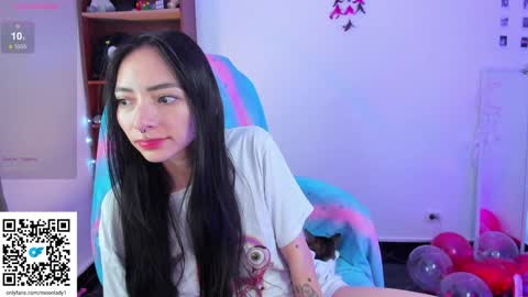 Snapshot of moonlady_ chatting on February 5, 2025, 2:29 am MOON online show from February 5, 2025, 2:29 am