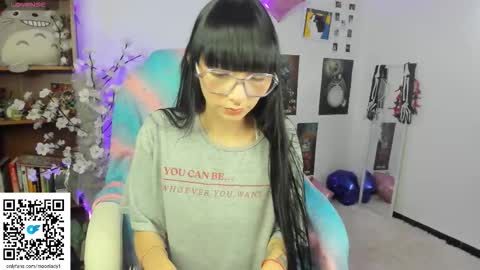 Snapshot of moonlady_ chatting on November 7, 2025, 10:43 pm MOON online show from November 7, 2025, 10:43 pm