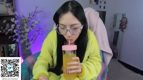 Snapshot of moonlady_ chatting on November 16, 2025, 4:07 am MOON online show from November 16, 2025, 4:07 am