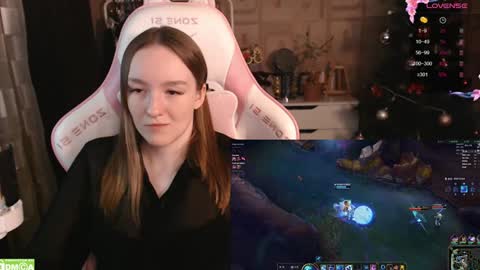 Snapshot of moonlish_siren chatting on January 21, 2025, 10:51 pm Katrin online show from January 21, 2025, 10:51 pm