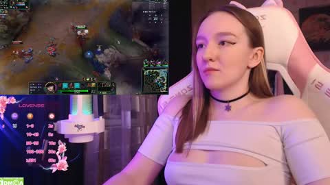 Snapshot of moonlish_siren chatting on February 15, 2025, 8:01 pm Katrin online show from February 15, 2025, 8:01 pm