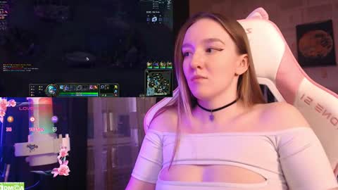 Snapshot of moonlish_siren chatting on February 16, 2025, 1:25 am Katrin online show from February 16, 2025, 1:25 am