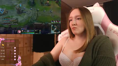 Snapshot of moonlish_siren chatting on October 9, 2025, 8:18 pm Katrin online show from October 9, 2025, 8:18 pm