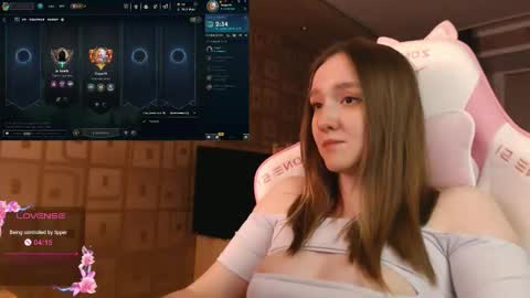 Snapshot of moonlish_siren chatting on October 22, 2025, 11:04 pm Katrin online show from October 22, 2025, 11:04 pm