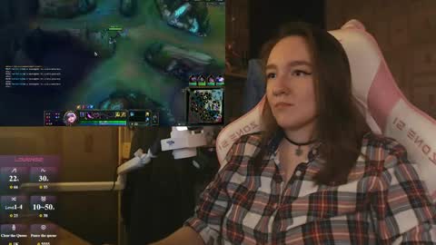 Snapshot of moonlish_siren chatting on June 9, 2026, 9:37 pm Katrin online show from June 9, 2026, 9:37 pm
