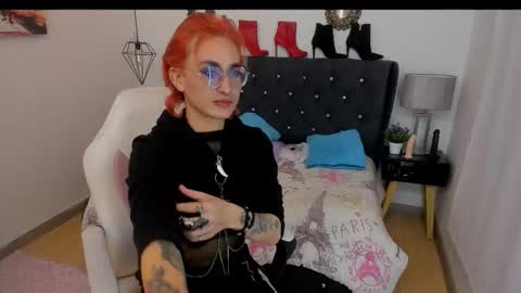 Snapshot of moonn_fox chatting on October 16, 2025, 7:59 pm Moon online show from October 16, 2025, 7:59 pm