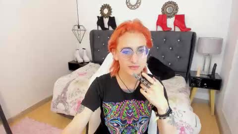 Snapshot of moonn_fox chatting on October 19, 2025, 7:58 pm Moon online show from October 19, 2025, 7:58 pm