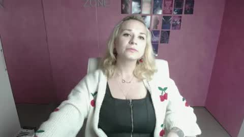 Snapshot of moonsusanna chatting on May 9, 2026, 5:18 pm Susanna online show from May 9, 2026, 5:18 pm