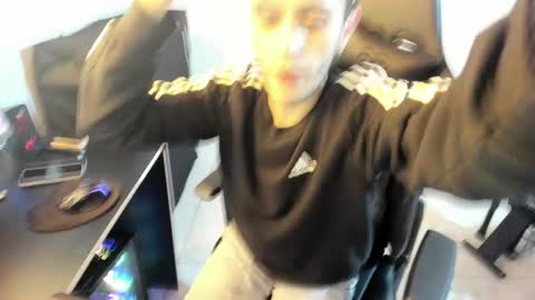 Snapshot of mr_andresr chatting on February 15, 2025, 4:14 am Andy online show from February 15, 2025, 4:14 am