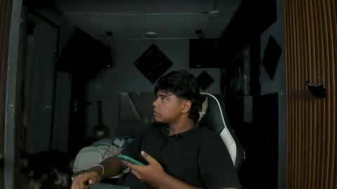 mr_mois online show from June 4, 2026, 8:42 am