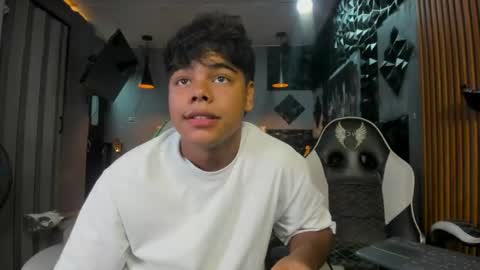 mr_mois online show from June 17, 2026, 5:21 am
