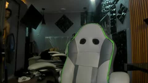 mr_mois online show from June 18, 2026, 6:02 am