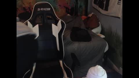 mr_strawberry online show from November 8, 2025, 10:48 am