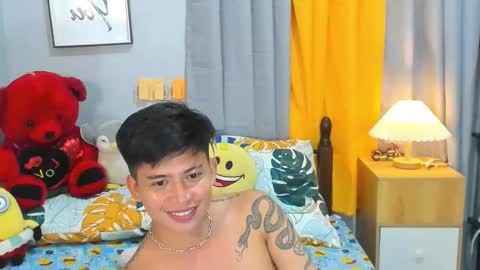 Snapshot of mr_swe3t0oth chatting on March 9, 2025, 2:32 pm KYLE online show from March 9, 2025, 2:32 pm