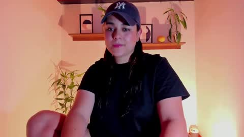 Snapshot of mrbuu_ chatting on January 19, 2025, 7:46 am Laura online show from January 19, 2025, 7:46 am