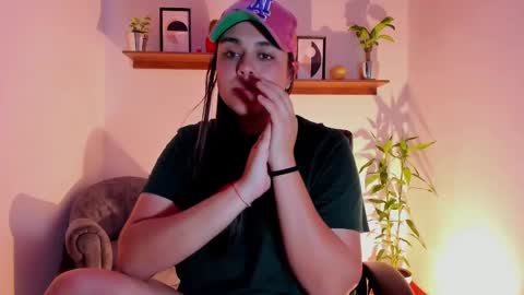 Snapshot of mrbuu_ chatting on January 28, 2025, 2:11 am Laura online show from January 28, 2025, 2:11 am