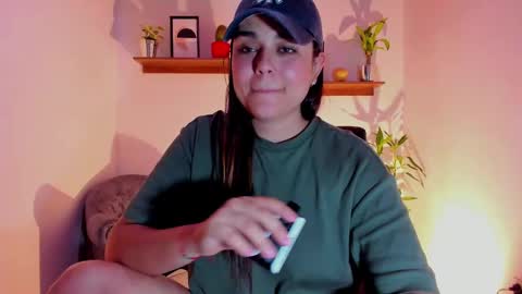 Snapshot of mrbuu_ chatting on February 3, 2025, 2:14 am Laura online show from February 3, 2025, 2:14 am