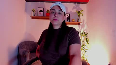 Snapshot of mrbuu_ chatting on February 11, 2025, 4:11 am Laura online show from February 11, 2025, 4:11 am