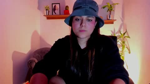 Snapshot of mrbuu_ chatting on March 7, 2025, 2:04 am Laura online show from March 7, 2025, 2:04 am