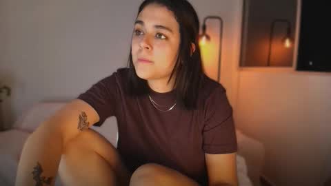 Snapshot of mrbuu_ chatting on September 23, 2025, 2:36 am Laura online show from September 23, 2025, 2:36 am