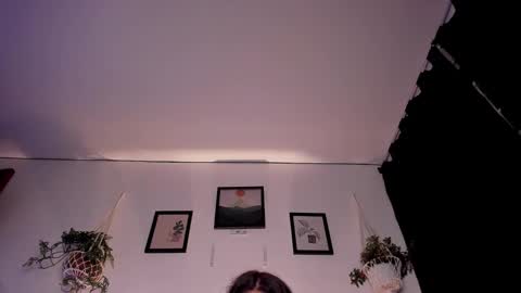 Snapshot of mrbuu_ chatting on October 5, 2025, 3:27 am Laura online show from October 5, 2025, 3:27 am