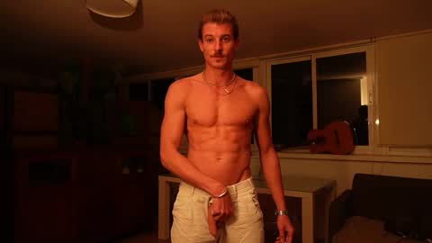 Snapshot of mrlong23cm chatting on November 19, 2025, 7:47 pm Mr Long online show from November 19, 2025, 7:47 pm