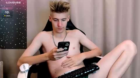 Snapshot of mrsexycum4u chatting on October 8, 2025, 10:18 pm Adam online show from October 8, 2025, 10:18 pm