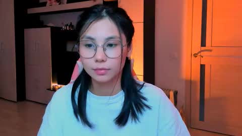 ms_emily_ online show from November 5, 2025, 11:32 am