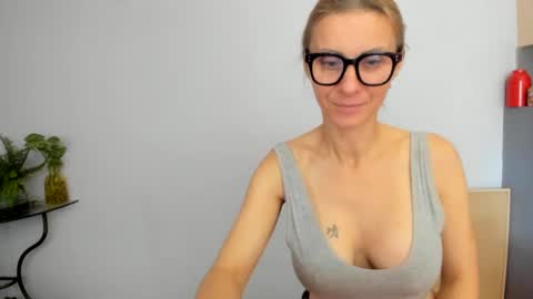 Snapshot of munishpunish chatting on December 9, 2024, 10:54 am LOVELY JULIA Peter DAY online show from December 9, 2024, 10:54 am