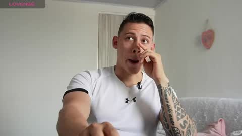 muscle_king_cum online show from April 11, 2026, 3:38 pm