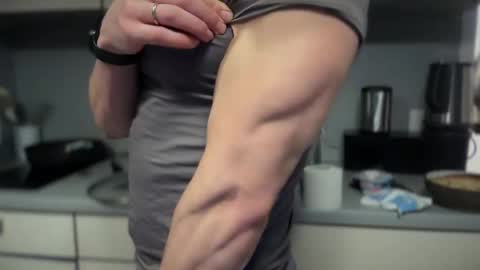 musclehair3 online show from December 18, 2024, 7:41 pm
