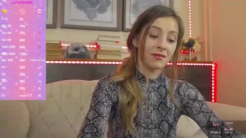 Luna  online show from November 12, 2025, 7:24 pm