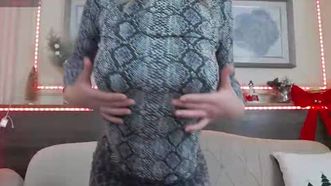 Luna  online show from December 17, 2025, 10:38 pm