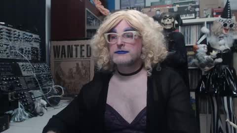 Snapshot of muziknerd chatting on December 11, 2024, 5:21 am Muziknerd online show from December 11, 2024, 5:21 am