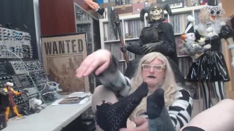 Snapshot of muziknerd chatting on January 3, 2025, 12:54 am Muziknerd online show from January 3, 2025, 12:54 am