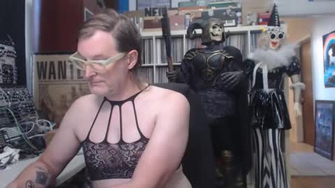 Snapshot of muziknerd chatting on October 16, 2025, 9:16 pm Muziknerd online show from October 16, 2025, 9:16 pm