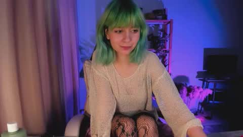 MylaFlores online show from November 30, 2025, 5:22 am