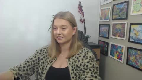 Snapshot of mysteryericax chatting on November 19, 2025, 11:32 am Erica online show from November 19, 2025, 11:32 am