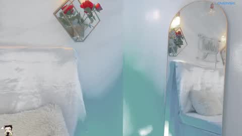 naamah_b online show from October 7, 2025, 1:52 pm