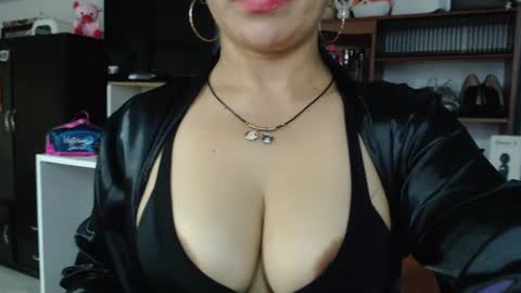 Snapshot of nadia_abaud chatting on February 5, 2025, 7:39 am Nadia online show from February 5, 2025, 7:39 am