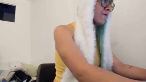 Nadia Clara online show from November 25, 2025, 7:52 am