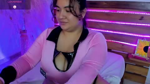 Snapshot of nadine_russo chatting on April 29, 2026, 11:22 pm Nadine online show from April 29, 2026, 11:22 pm