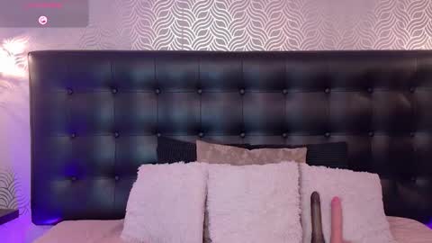 naiaramasson_ online show from November 18, 2025, 12:20 pm